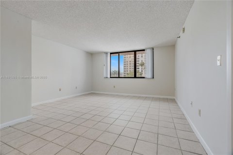 Condo in Miami, Florida, 1 bedroom  № 1888830 - photo 7