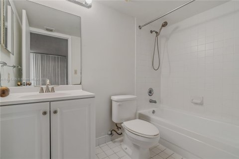 Condo in Miami, Florida, 1 bedroom  № 1888830 - photo 12