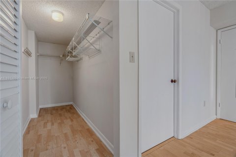Condo in Miami, Florida, 1 bedroom  № 1888830 - photo 13