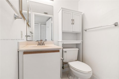 Condo in Miami, Florida, 1 bedroom  № 1888830 - photo 16