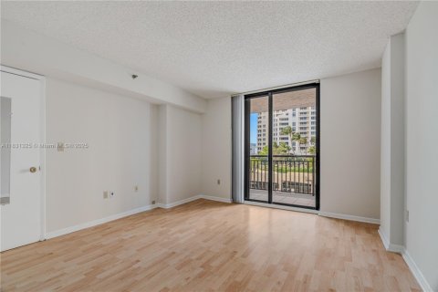 Condo in Miami, Florida, 1 bedroom  № 1888830 - photo 11