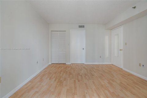Condo in Miami, Florida, 1 bedroom  № 1888830 - photo 9