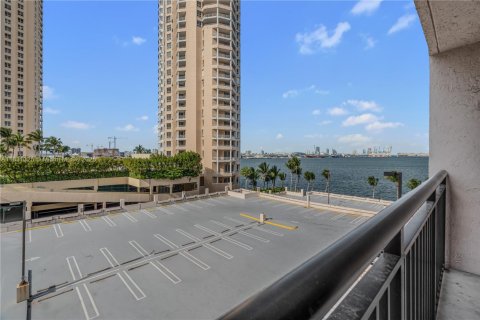 Condo in Miami, Florida, 1 bedroom  № 1888830 - photo 8