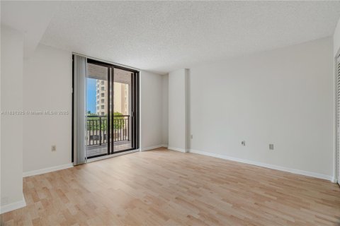 Condo in Miami, Florida, 1 bedroom  № 1888830 - photo 10