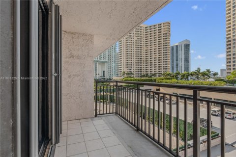 Condo in Miami, Florida, 1 bedroom  № 1888830 - photo 6