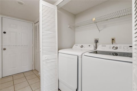 Condo in Miami, Florida, 1 bedroom  № 1888830 - photo 14