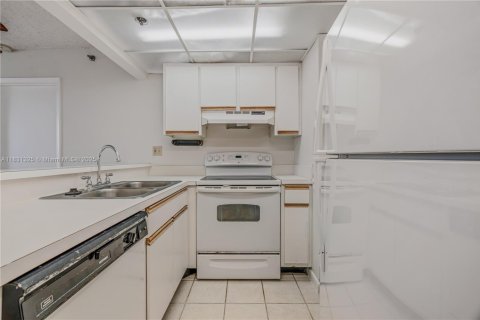 Condo in Miami, Florida, 1 bedroom  № 1888830 - photo 3