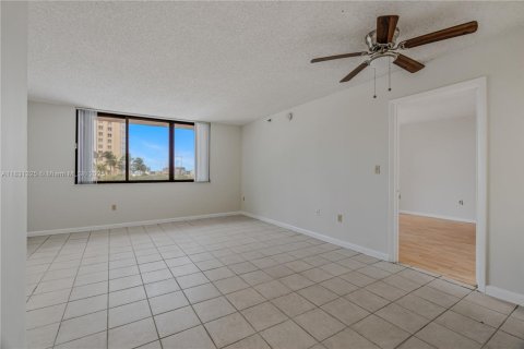Condo in Miami, Florida, 1 bedroom  № 1888830 - photo 5