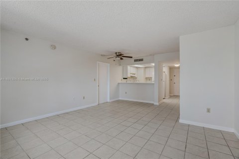 Condo in Miami, Florida, 1 bedroom  № 1888830 - photo 2