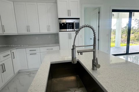 House in Lehigh Acres, Florida 3 bedrooms № 1700728 - photo 12