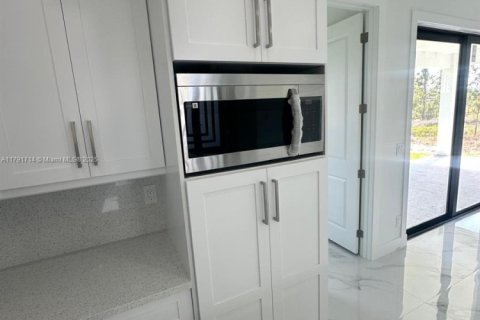 House in Lehigh Acres, Florida 3 bedrooms № 1700728 - photo 11