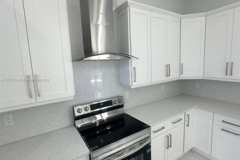 House in Lehigh Acres, Florida 3 bedrooms № 1700728 - photo 10