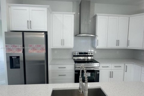 House in Lehigh Acres, Florida 3 bedrooms № 1700728 - photo 9