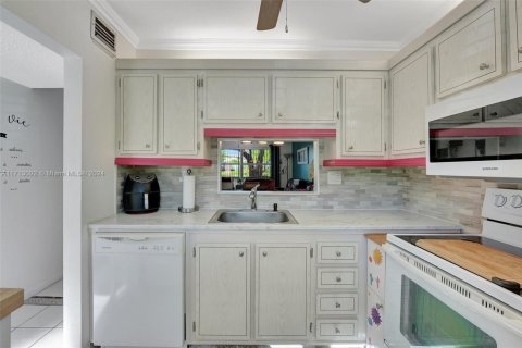 Condo in Lauderdale Lakes, Florida, 1 bedroom  № 1694715 - photo 11