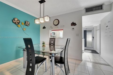 Condo in Lauderdale Lakes, Florida, 1 bedroom  № 1694715 - photo 2