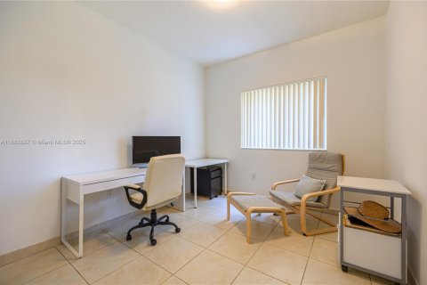 Copropriété à louer à Doral, Floride: 3 chambres, 103.03 m2 № 1929834 - photo 8