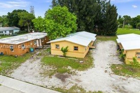 Propiedad comercial en venta en St. Lucie, Florida, 120.4 m2 № 1834395 - foto 1