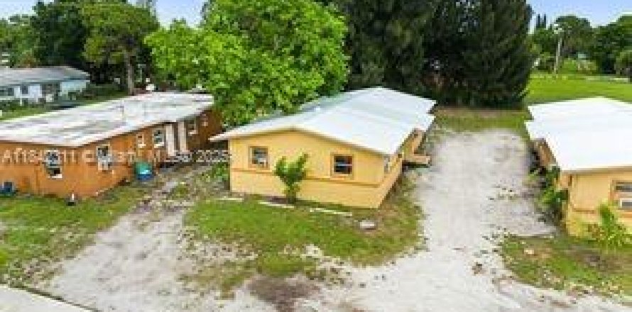 Propiedad comercial en St. Lucie, Florida 120.4 m2 № 1834395