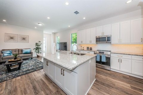 Townhouse in New Port Richey, Florida 3 bedrooms, 170.48 sq.m. № 2137700 - photo 2