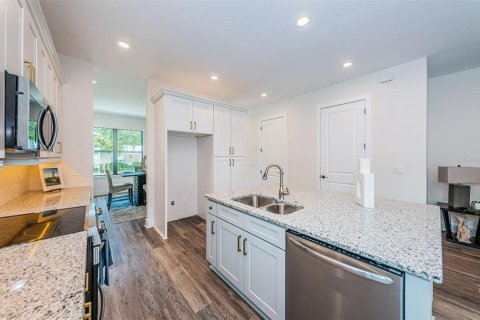 Townhouse in New Port Richey, Florida 3 bedrooms, 170.48 sq.m. № 2137700 - photo 3