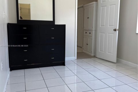 Commercial property in Hialeah Gardens, Florida 1 bedroom № 1923436 - photo 3