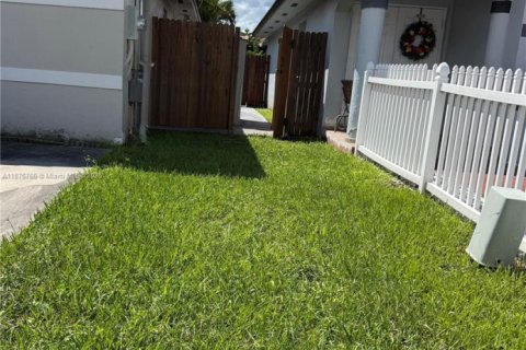 Commercial property in Hialeah Gardens, Florida 1 bedroom № 1923436 - photo 1