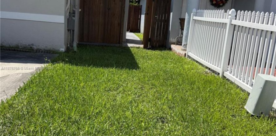 Commercial property in Hialeah Gardens, Florida 1 bedroom № 1923436