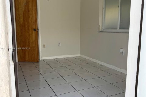 Commercial property in Hialeah Gardens, Florida 1 bedroom № 1923436 - photo 11
