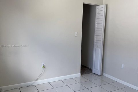 Commercial property in Hialeah Gardens, Florida 1 bedroom № 1923436 - photo 4