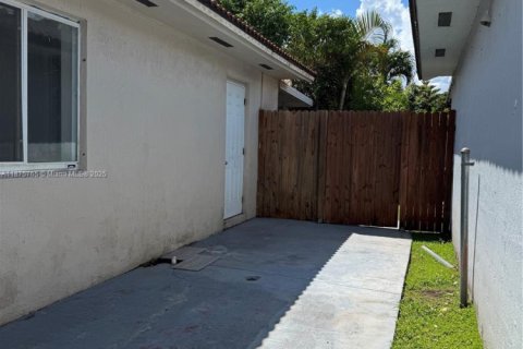 Commercial property in Hialeah Gardens, Florida 1 bedroom № 1923436 - photo 12