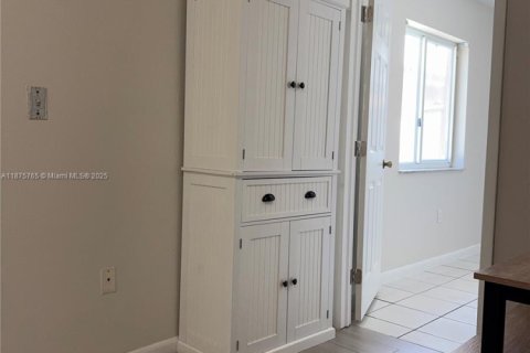 Commercial property in Hialeah Gardens, Florida 1 bedroom № 1923436 - photo 2
