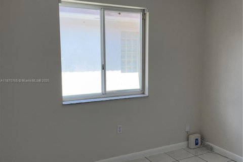 Commercial property in Hialeah Gardens, Florida 1 bedroom № 1923436 - photo 6