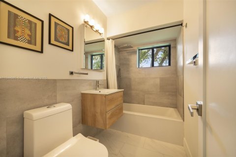 Casa en venta en Miami Beach, Florida, 2 dormitorios, 138.98 m2 № 1852044 - foto 22