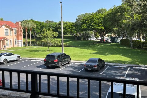 Condo in North Lauderdale, Florida, 1 bedroom  № 2250741 - photo 14