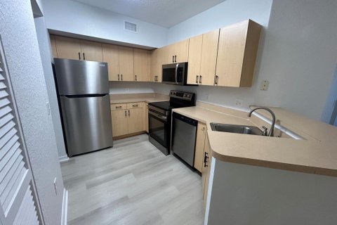 Condo in North Lauderdale, Florida, 1 bedroom  № 2250741 - photo 2
