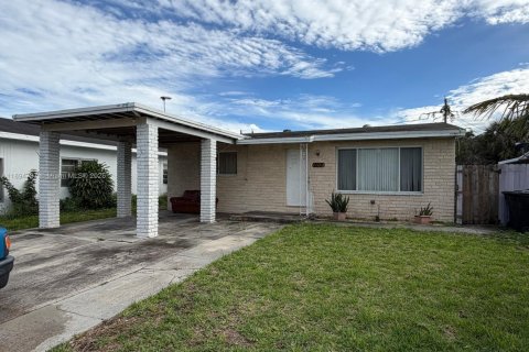 House in Lake Worth, Florida 3 bedrooms, 114.55 sq.m. № 1947190 - photo 1