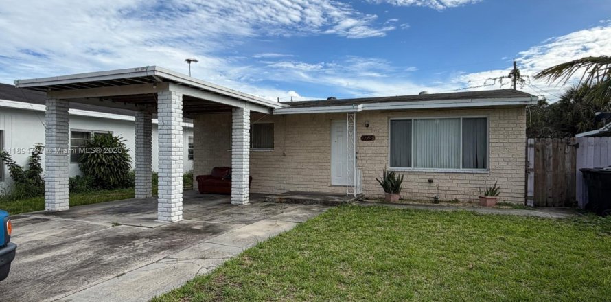 House in Lake Worth, Florida 3 bedrooms, 114.55 sq.m. № 1947190