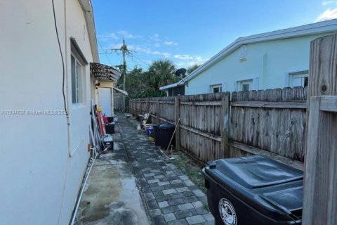 House in Lake Worth, Florida 3 bedrooms, 114.55 sq.m. № 1947190 - photo 20