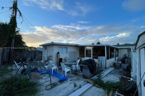 House in Lake Worth, Florida 3 bedrooms, 114.55 sq.m. № 1947190 - photo 10