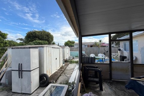 House in Lake Worth, Florida 3 bedrooms, 114.55 sq.m. № 1947190 - photo 28