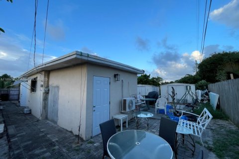 House in Lake Worth, Florida 3 bedrooms, 114.55 sq.m. № 1947190 - photo 11