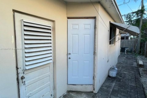 House in Lake Worth, Florida 3 bedrooms, 114.55 sq.m. № 1947190 - photo 18