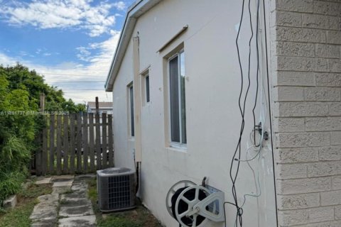 House in Lake Worth, Florida 3 bedrooms, 114.55 sq.m. № 1947190 - photo 21