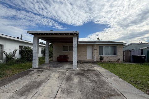 House in Lake Worth, Florida 3 bedrooms, 114.55 sq.m. № 1947190 - photo 2