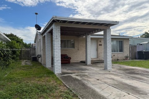 House in Lake Worth, Florida 3 bedrooms, 114.55 sq.m. № 1947190 - photo 23