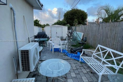 House in Lake Worth, Florida 3 bedrooms, 114.55 sq.m. № 1947190 - photo 12