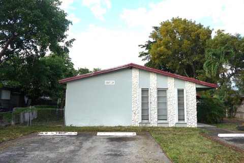 Appartement à Hollywood, Floride 2 chambres, 77.29 m2 № 2085787
