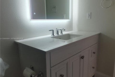Condo in Hallandale Beach, Florida, 1 bedroom  № 2261042 - photo 6