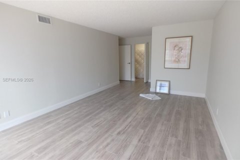 Condo in Hallandale Beach, Florida, 1 bedroom  № 2261042 - photo 11