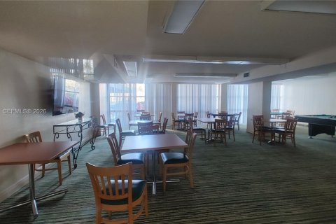 Condo in Hallandale Beach, Florida, 1 bedroom  № 2261042 - photo 16